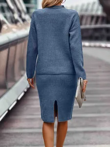 Rückansicht eines blauen Strick-Zweiteilers aus Pullover und Midirock mit Schlitz.