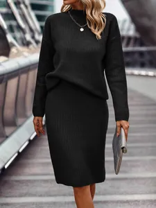 Elegantes schwarzes Set aus langärmligem Strickpullover mit Stehkragen und Midirock.