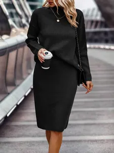 Detailansicht eines eleganten schwarzen zweiteiligen Stricksets aus Pullover und Rock