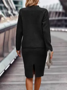 Elegantes schwarzes Strickset mit Rollkragenpullover und Rock, Rückansicht gezeigt.
