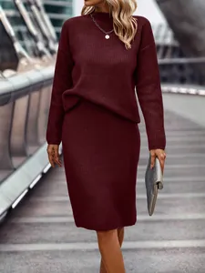 Detailansicht eines weinroten Stricksets mit Stehkragenpullover und passendem Midirock.