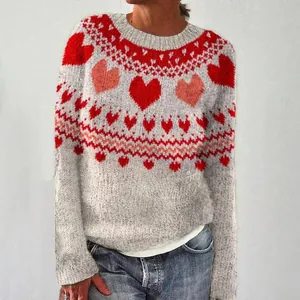Vista dettagliata di un maglione girocollo con festosi motivi a cuore rossi e rosa.