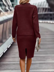 Rückansicht eines modischen burgunderroten Damen-Stricksets aus Pullover und Midirock