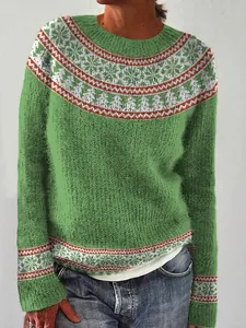 Primo piano di un maglione verde in maglia con motivo Fair Isle e girocollo classico