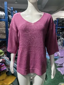 Beerenlila Strickpullover mit V-Ausschnitt auf einer weißen Schaufensterpuppe im Lager.