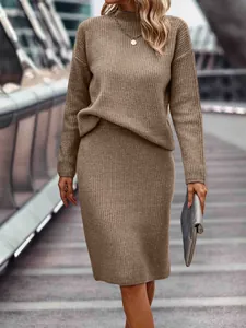 Detailansicht von khakifarbenem Strickset mit Stehkragen-Pullover und Rock
