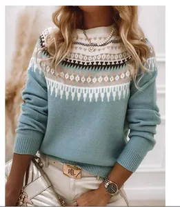 Dettaglio di un maglione da donna in maglia larga con motivo geometrico in stile nordico