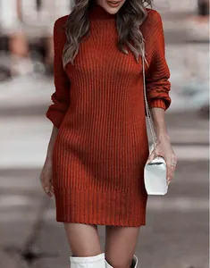 Modisches rostrotes langärmeliges Rollkragen-Strickkleid für Damen im Herbstwetter