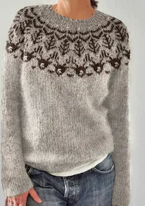 Dettaglio del maglione in maglia a girocollo con motivo geometrico su tessuto grigio