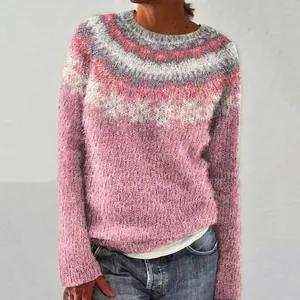 Dettaglio ravvicinato di un maglione rosa da donna con motivo a onde