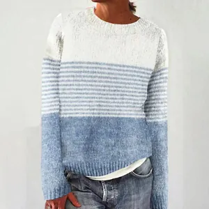 Dettaglio di un maglione a maglia da donna a girocollo a righe blu e bianche sfumate