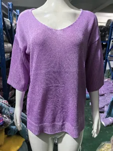 Detailansicht eines lila V-Ausschnitt Strickpullovers mit klassischen Dreiviertelärmeln