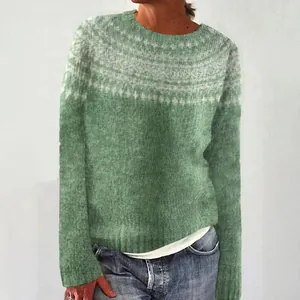 Vista dettagliata del maglione lavorato a maglia verde da donna con motivo bianco