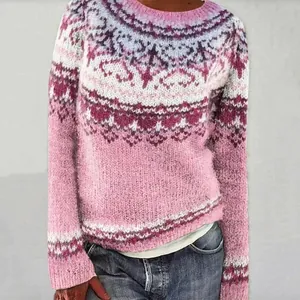 Macro della trama in maglia Fair Isle rosa e bianca su questo maglione da donna ampio