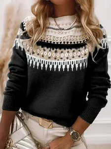 Vista dettagliata di un maglione da donna in maglia con girocollo e motivi etnici alla moda