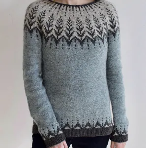 Vista dettagliata del maglione lavorato a maglia nordico con motivi grigio blu e antracite.