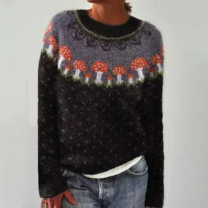 Dettaglio di un maglione oversize a maglia con motivo a fungo e design color-block.