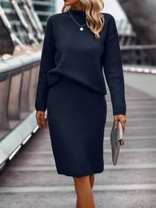 Elegantes marineblaues Strickset mit Stehkragenpullover und passendem Midirock für Damen
