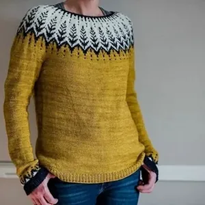 Vista dettagliata del maglione in maglia giallo senape da donna con motivo fair isle sul carré