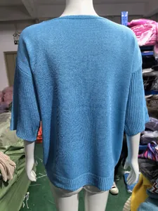 Rückansicht eines blauen Strickpullovers mit Dreiviertelärmeln auf einer Schaufensterpuppe.