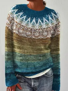 Vista dettagliata di un maglione da donna in maglia con vivaci motivi geometrici vintage