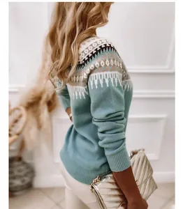 Vista laterale dettagliata del maglione in maglia blu da donna con motivo Fair Isle
