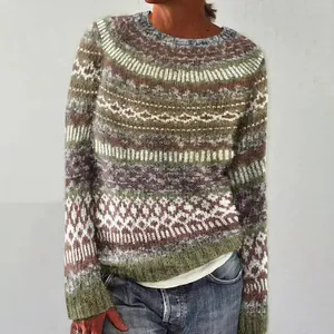 Primo piano di un maglione da donna vintage in maglia con motivi geometrici colorati.