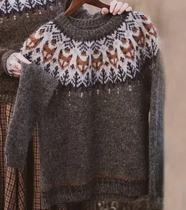 Primo piano di un maglione accogliente con motivo a volpe Fair Isle nordico sullo sprone.