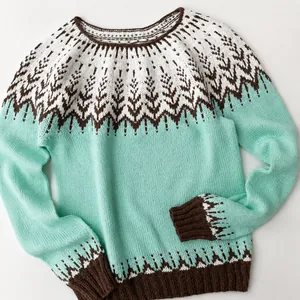 Primo piano del maglione in maglia Fair Isle verde menta con motivi marroni e bianchi