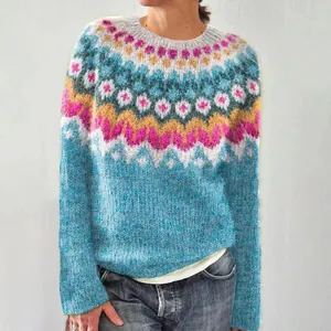 Dettaglio del maglione in maglia colorata da donna con motivo Fair Isle e scollo tondo