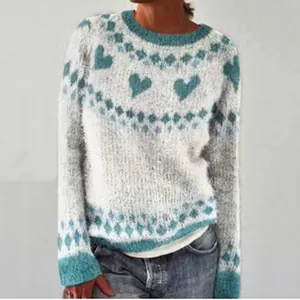 Dettaglio di un accogliente maglione da donna con cuori blu e motivi geometrici vari