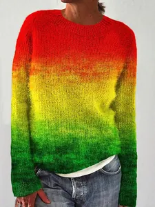 Dettaglio della trama a maglia sfumata rossa gialla e verde su un maglione ampio da donna