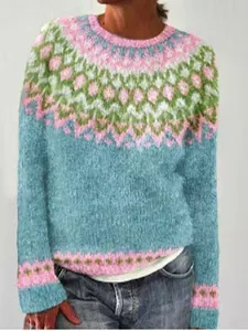 Dettaglio ravvicinato di un maglione da donna in maglia a girocollo con motivi rosa e verdi