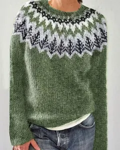 Dettaglio di un maglione verde da donna in maglia con motivo geometrico nordico chic