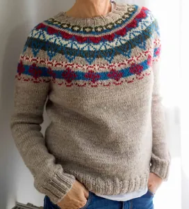 Dettaglio ravvicinato del maglione beige da donna con vivace motivo Fair Isle sul collo