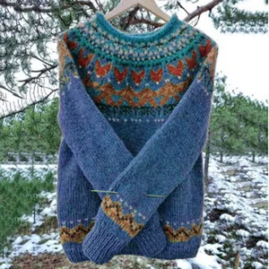 Vista dettagliata del motivo geometrico multicolore su un maglione blu a maglia