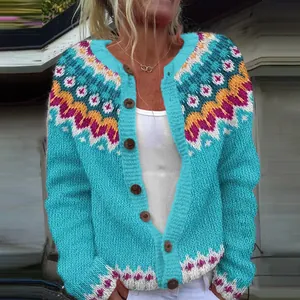 Primo piano del motivo geometrico fair isle su un cardigan in maglia turchese.