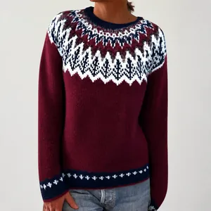 Dettaglio del maglione in maglia Fair Isle da donna in bordeaux con scollo rotondo