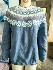 Dettaglio di un maglione girocollo azzurro da donna con motivo a maglia Fair Isle festivo