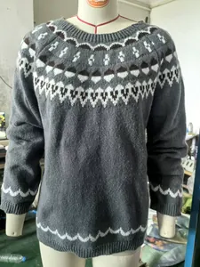 Maglione grigio in maglia girocollo da donna con motivo geometrico su manichino.