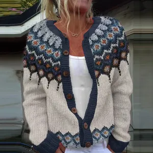 Vista dettagliata del cardigan in maglia oversize da donna con motivo vintage.