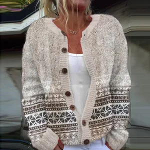 Vista dettagliata di un cardigan in maglia ampia con blocchi di colore retrò
