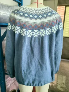 Vista posteriore del maglione blu lavorato a maglia da donna con motivo nordico sullo sprone.