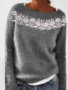 Dettaglio di un maglione grigio a maglia con motivo floreale bianco e texture morbida.