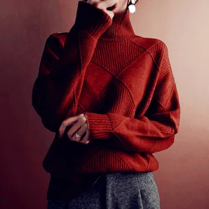 Pull à col roulé rouge brique pour femmes avec motif de losanges