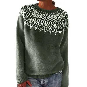 Dettaglio del maglione in maglia verde scuro da donna con motivo geometrico bianco
