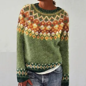 Dettaglio maglione verde da donna con motivo geometrico colorato sullo scollo e sui polsini