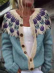 Dettaglio di cardigan in maglia da donna con motivo floreale viola e color block verde