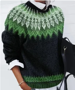 Vista dettagliata del motivo geometrico verde a maglia sulla scollatura del maglione.