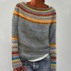 Dettaglio di un maglione grigio da donna con vivaci motivi geometrici colorati sui polsi.